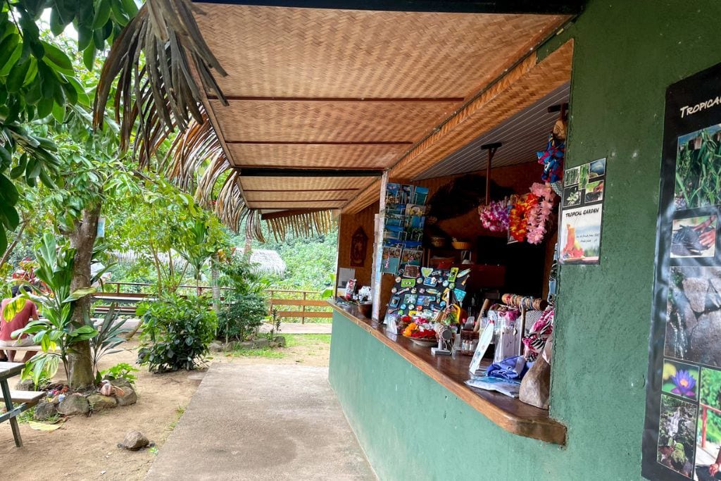 A picture of Moorea Tropical Garden and its little souvenir shop.