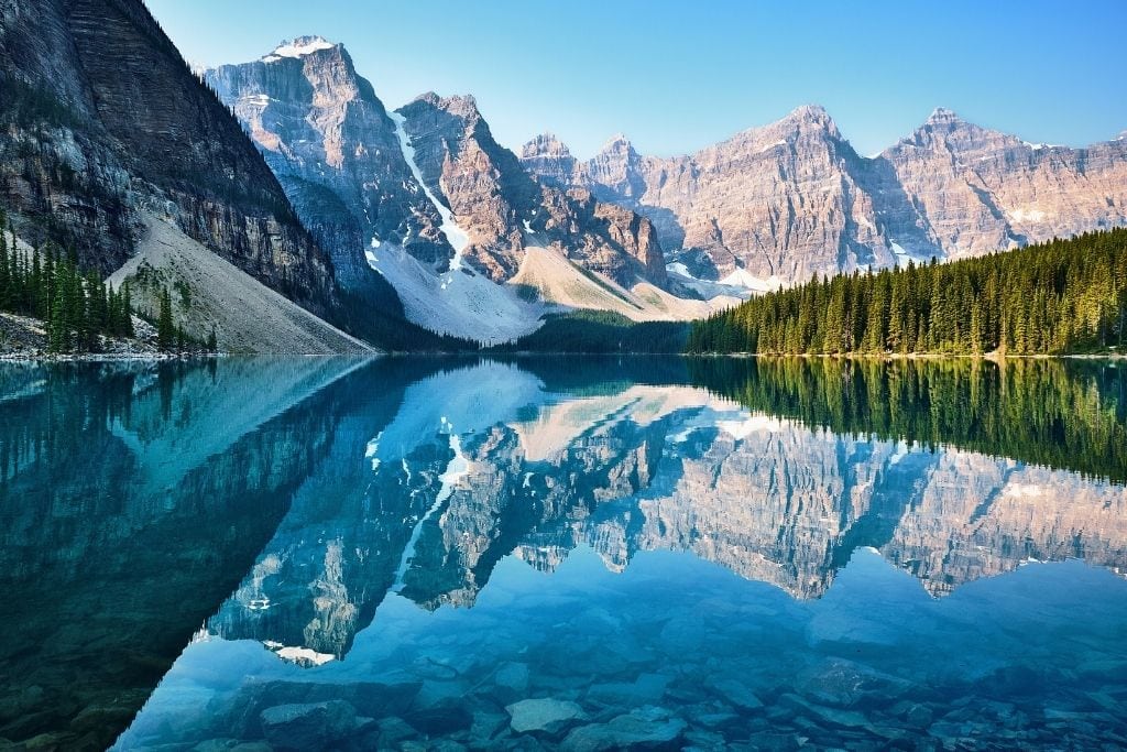 A picture of Moraine Lake in Banff National Park. Visiting Moraine Lake is an essential activity for every 4-Day Banff Itinerary.