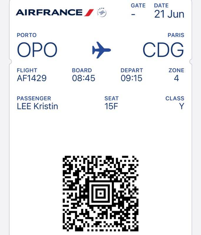 A picture of Kristin's mobile boarding pass from Porto to Paris CDG.