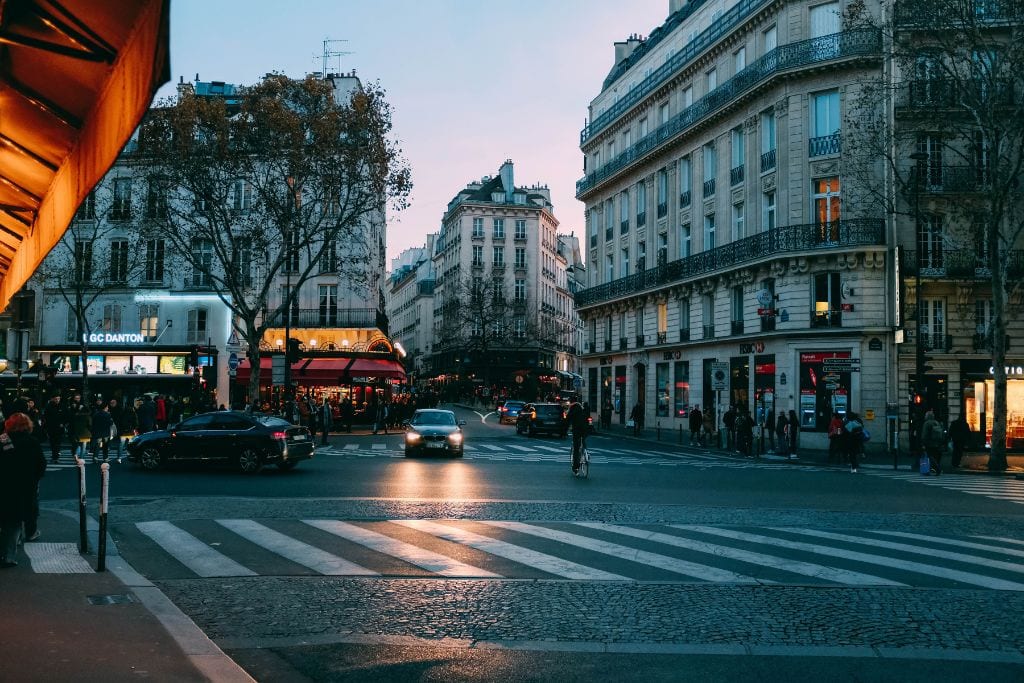 A picture of the streets of Paris in the evening.