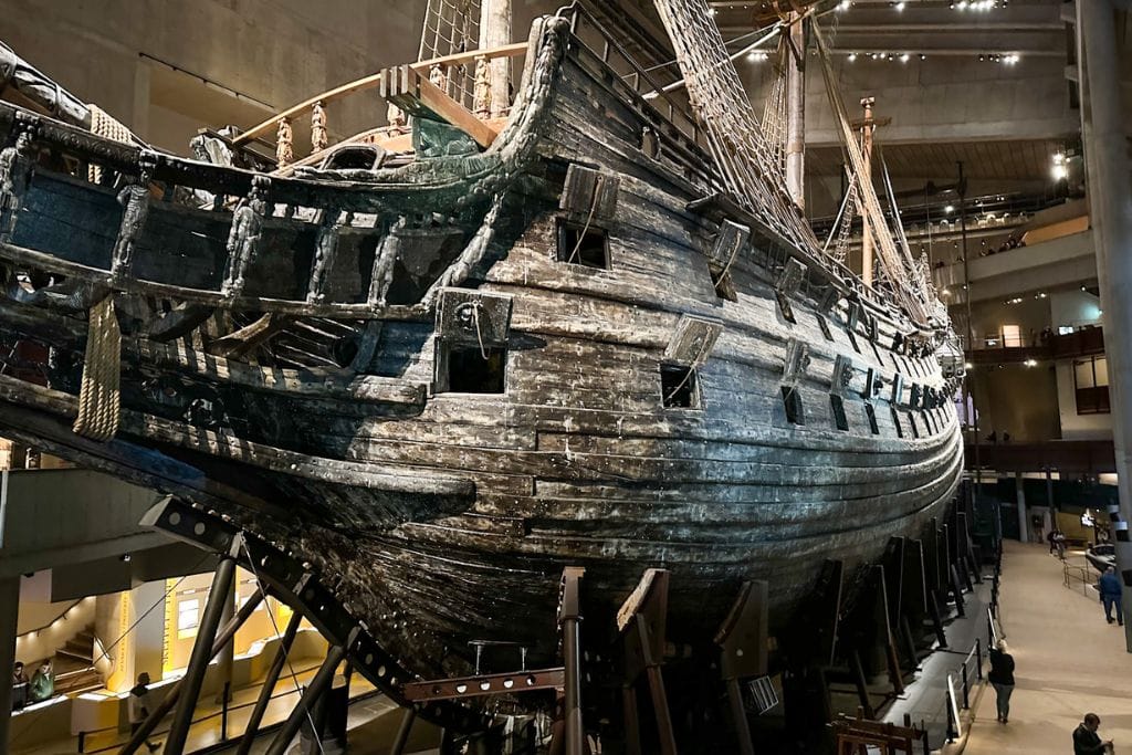 A picture of the Vasa that illustrates the view you would have upon walking through the entrance. You can see all the gun ports are open and observe some of the sculptures that line the beakhead.