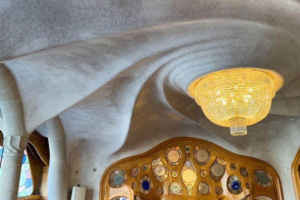 A picture of the curving ceiling that can be found in the living room of the Nobel Floor of Casa Batlló. Admiring the stunning interior architecture of the Nobel floor is one of the reasons Casa Batlló may be worth it.