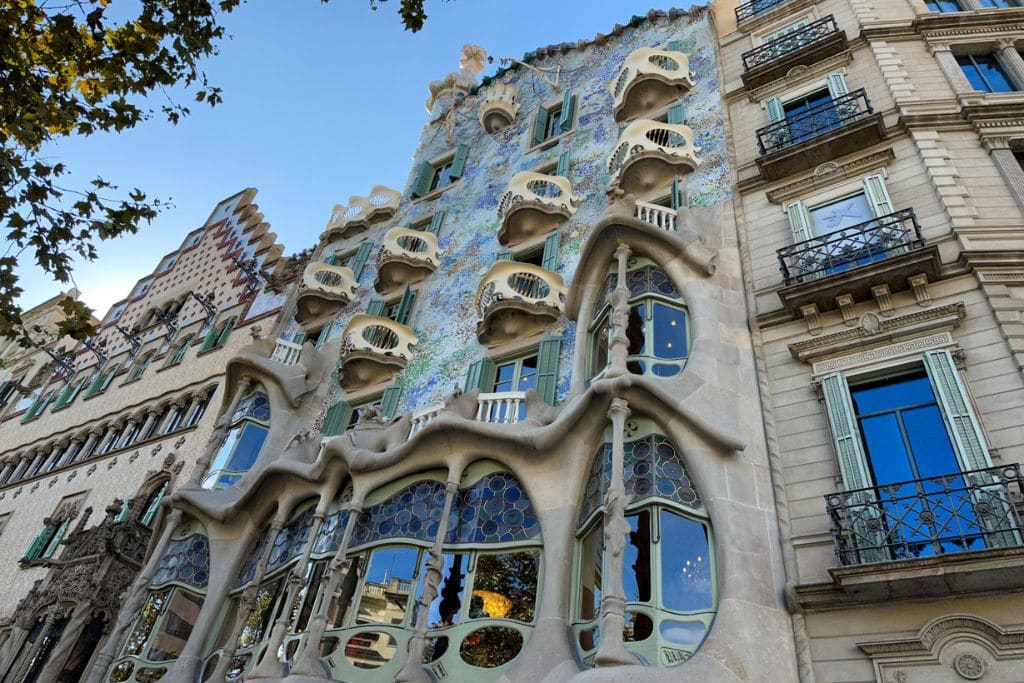 A picture of the the front façade of Casa Batlló from another angle.