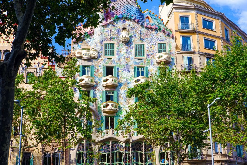 A picture of the front façade of Casa Batlló.