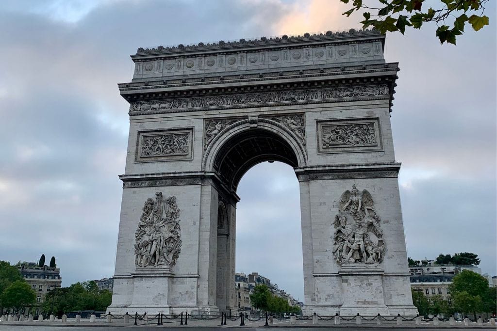 A picture of the Arc de Triomphe with no crowds or people!