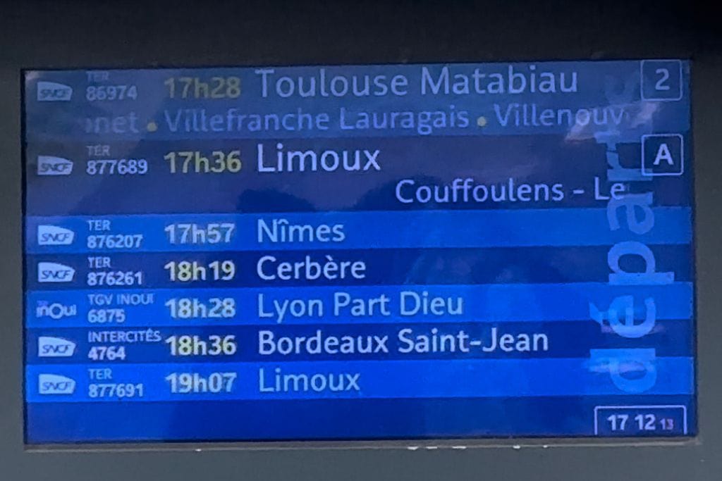 A picture of the departure board taken at the Carcassonne station.