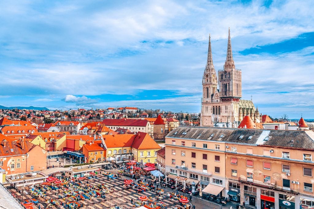 A picture of the Dolac market with the zagreb Cathedral in the background.