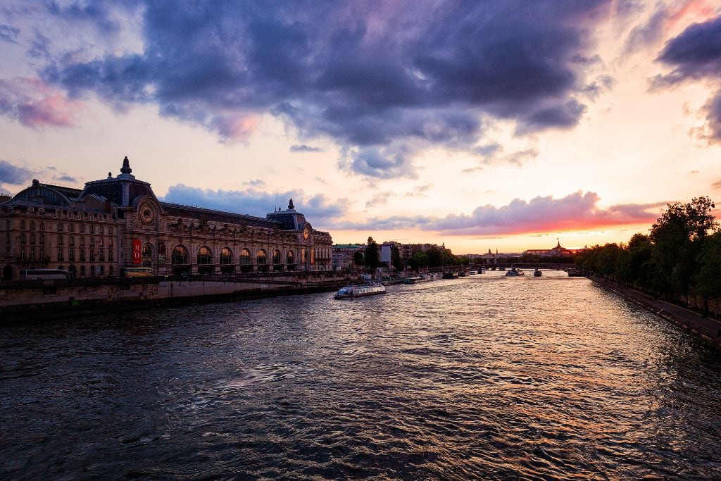 A picture of the Seine at sunset.
