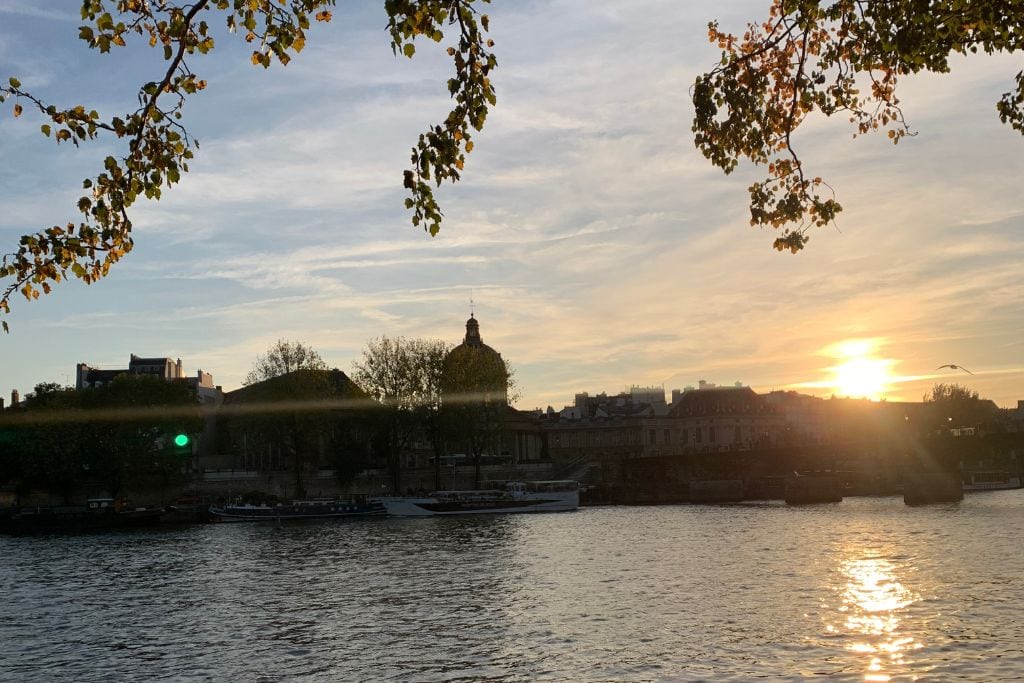 A picture of the Seine in Paris at sunset.