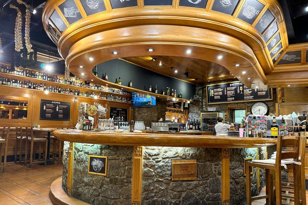 A picture of the bar area within a restaurant in Andorra.