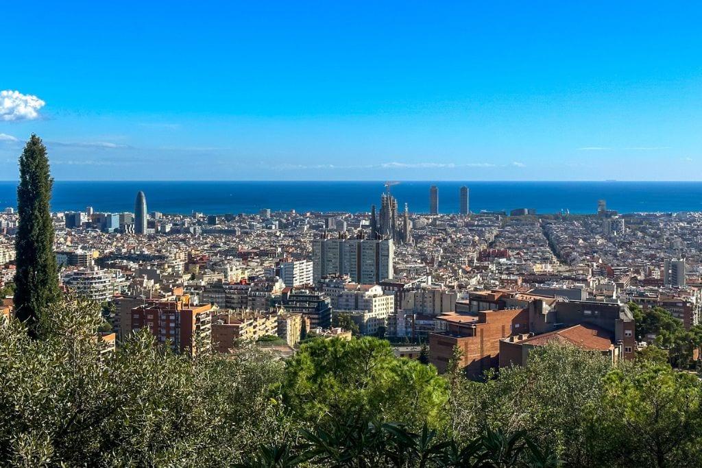 A picture of Barcelona's cityscape and the nearby ocean.