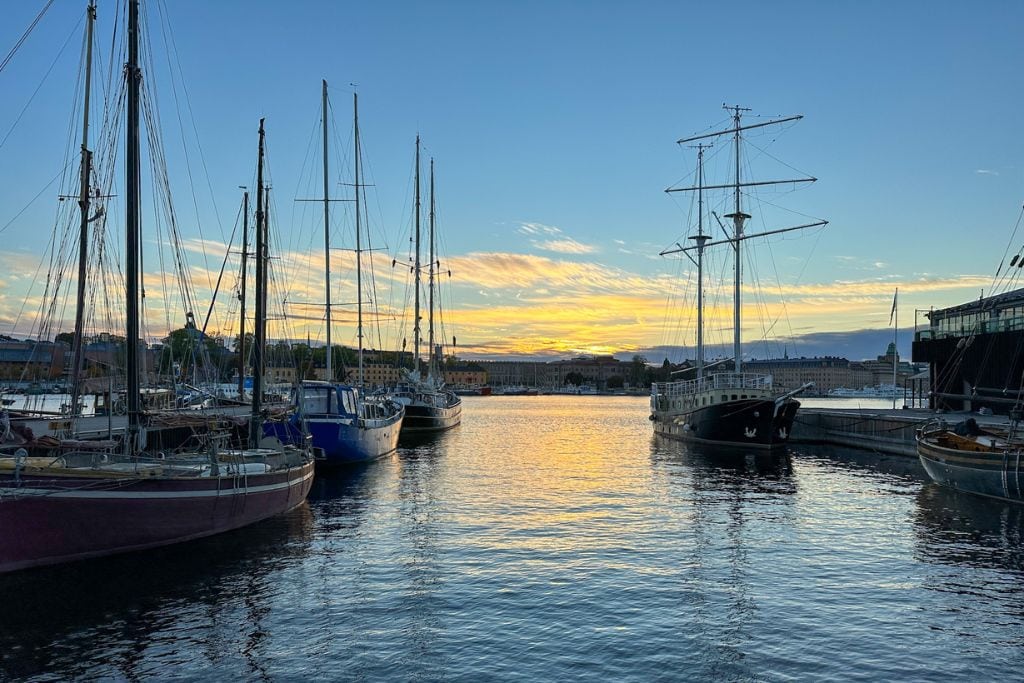 A picture of boats in Stockholm harbor during sunset.