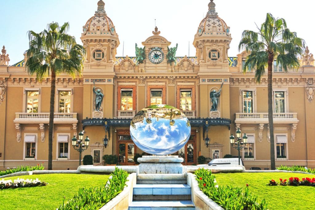 A picture of the iconic Monte Carlo Casino.