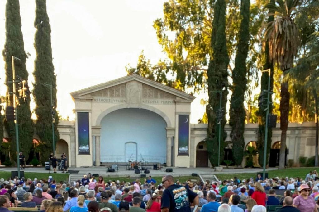 A picture of the Redlands bowl.