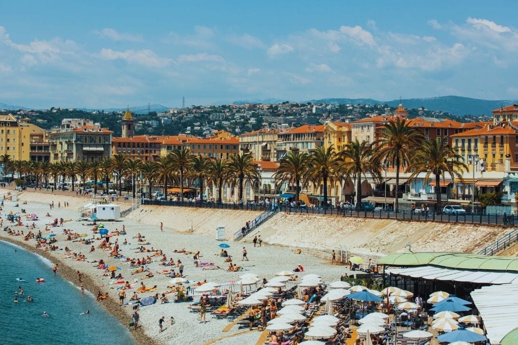 A picture of the coastline in Nice.