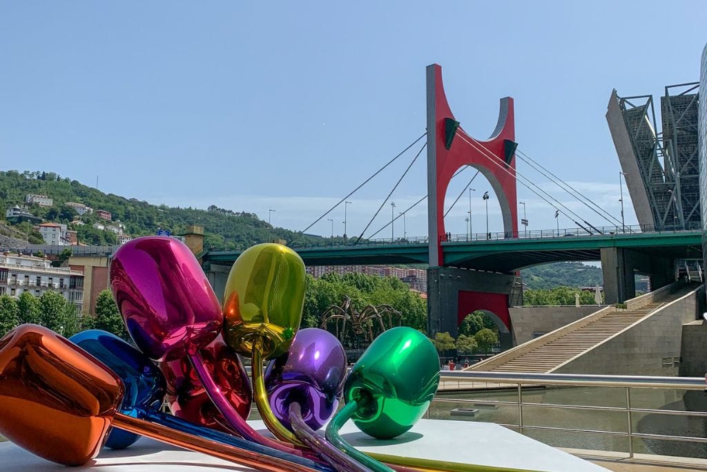 Feature: A picture of the iconic balloons and La Salve bridge in Bilbao!