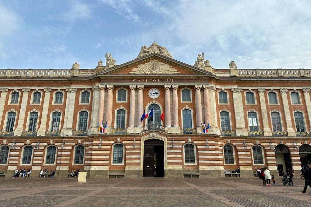A picture of the front of the Capitole de Toulouse, which functions as Toulouse's city hall.
