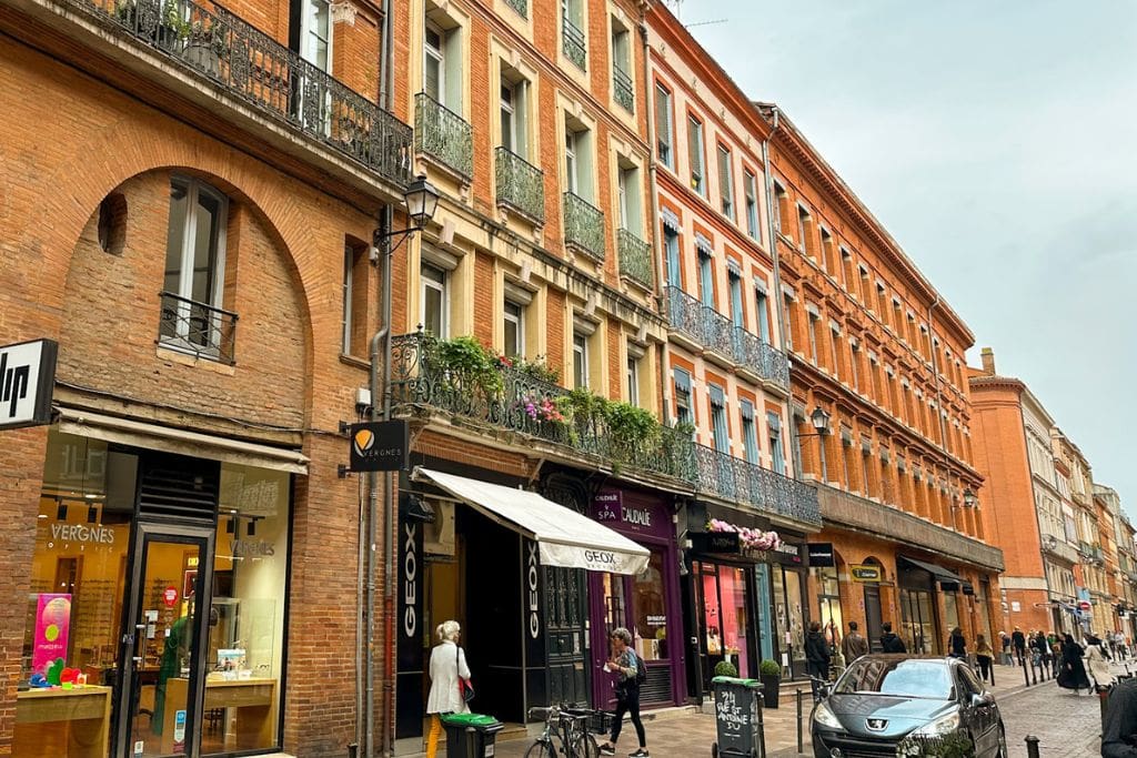 A picture of some of the colorful and dreamy architecture on the buildings in Toulouse.