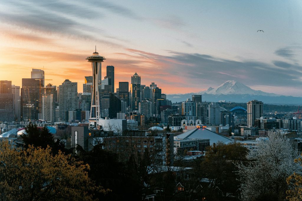 A picture of the Seattle skyline at sunset.