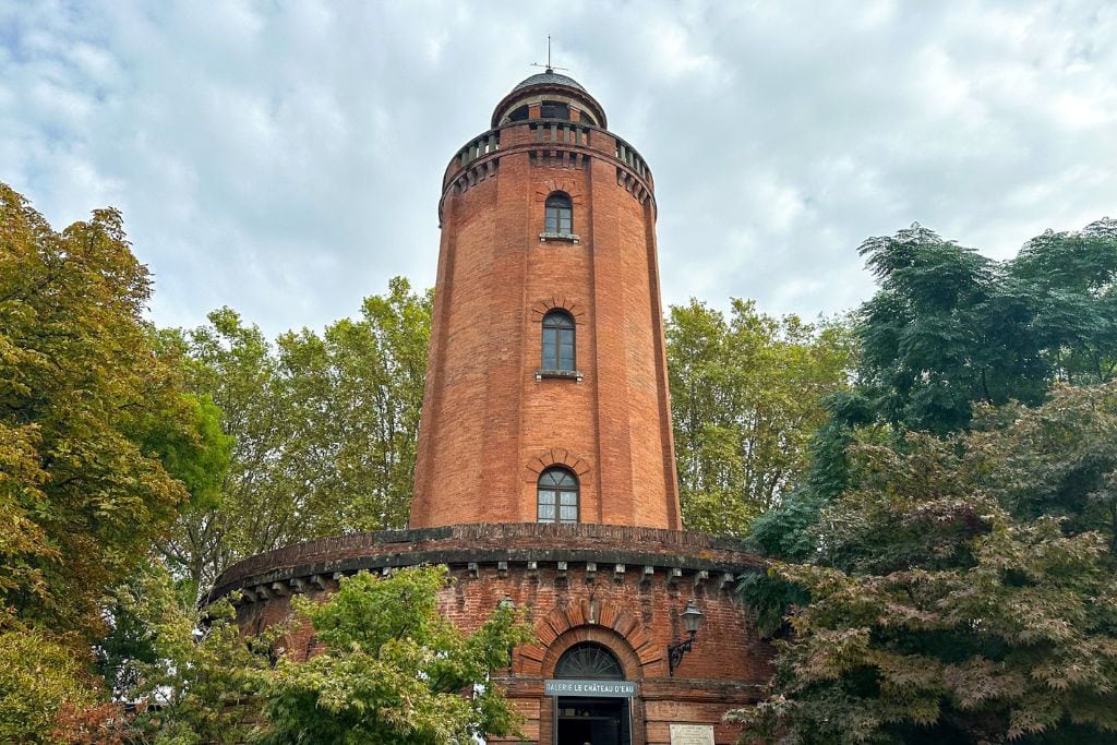 A picture of a 19th-century water tower that now serves as an art gallery.