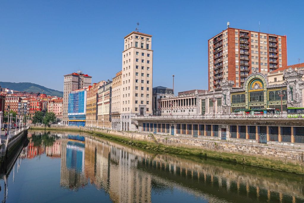A picture of the Nervión River and various buildings along the waterfront.