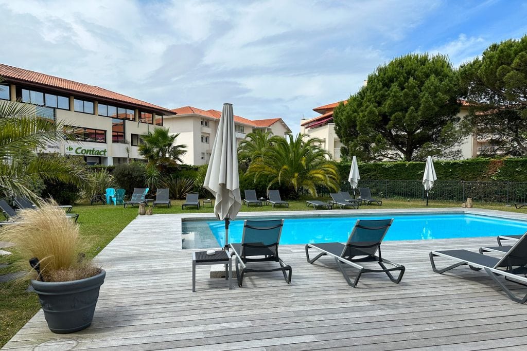 A picture of the Jules Verne Hotel in Biarritz. This hotel is an excellent choice for those looking to have a comfortable and not too expensive stay in BIarritz.