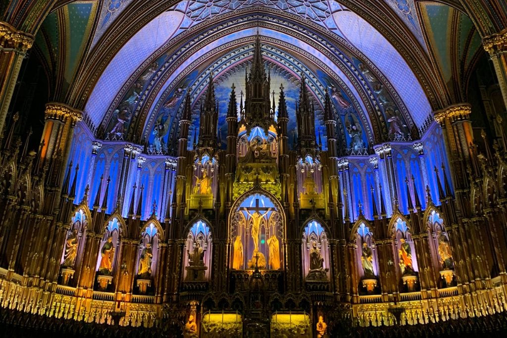 A picture of the stunning interior of the Notre Dame Basilica in Montreal.