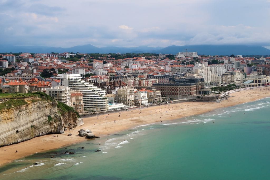 A picture of the Basque coastline visible from the Biarritz lighthouse. Climbing to the top to enjoy this view is undoubtedly one of the best things to do.