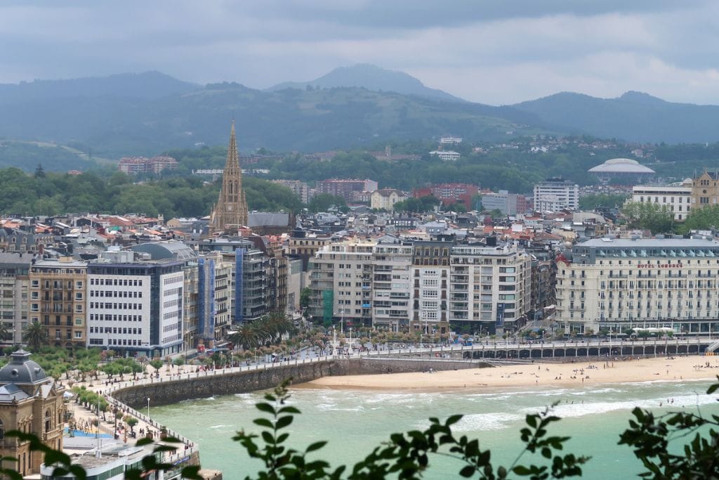 A picture of San Sebastian from above. You can see the turquoise blue waters, the imposing mountains, and many buildings that make up this lively city!