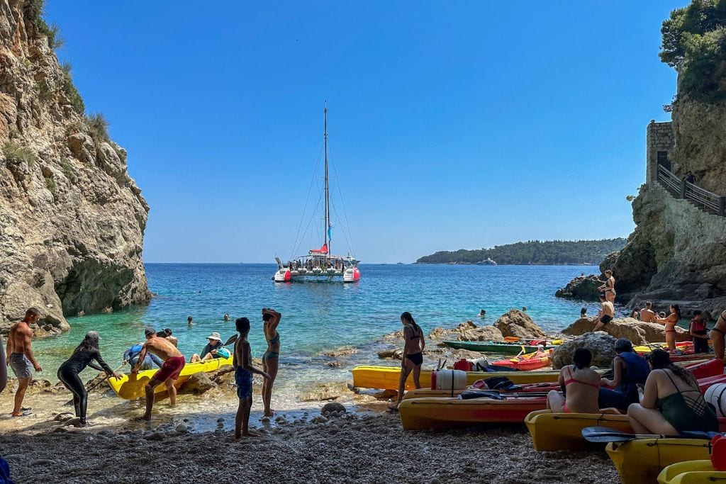 A picture of the crowds and kayaks at Betina Cave Beach.