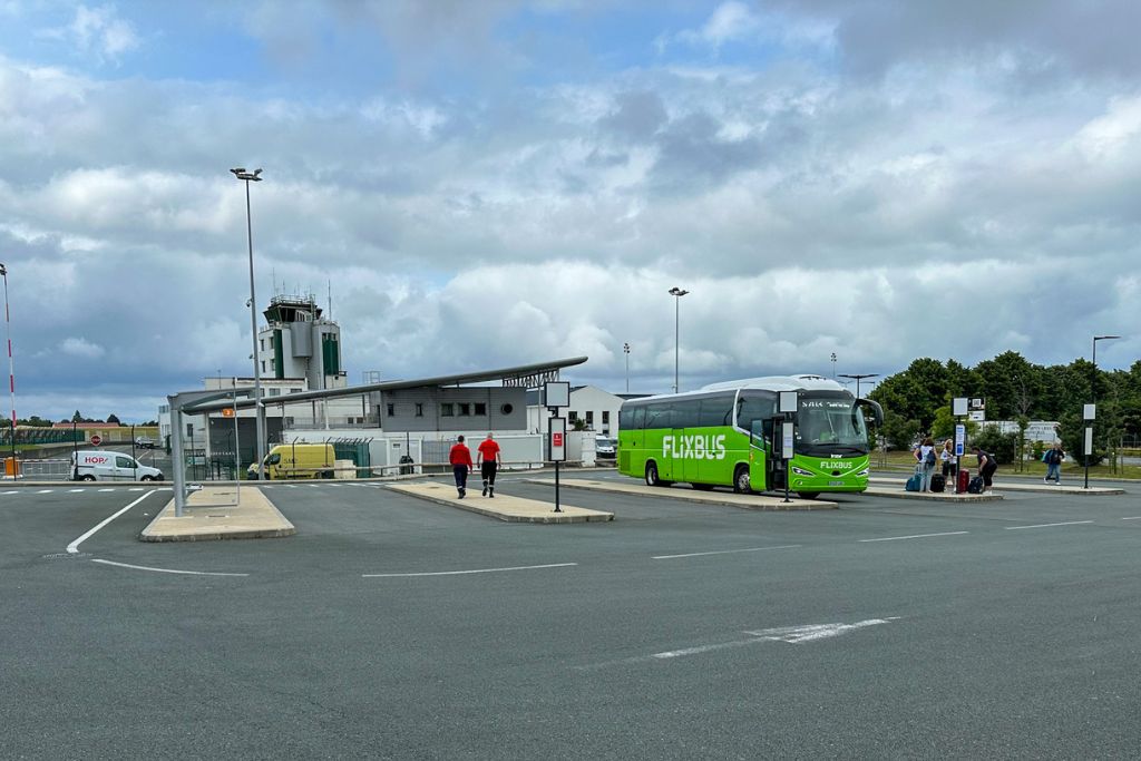 A picture of the bus terminals in front of the Biarritz regional airport.