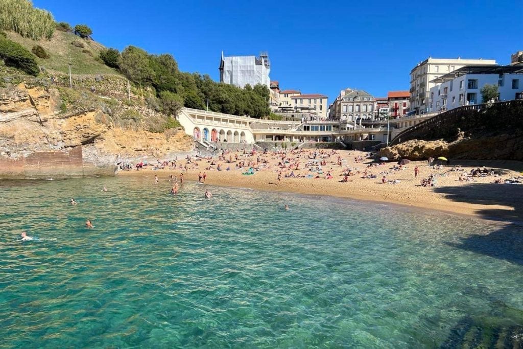 A picture of a very crowded Plage de Port Vieux in Biarritz!