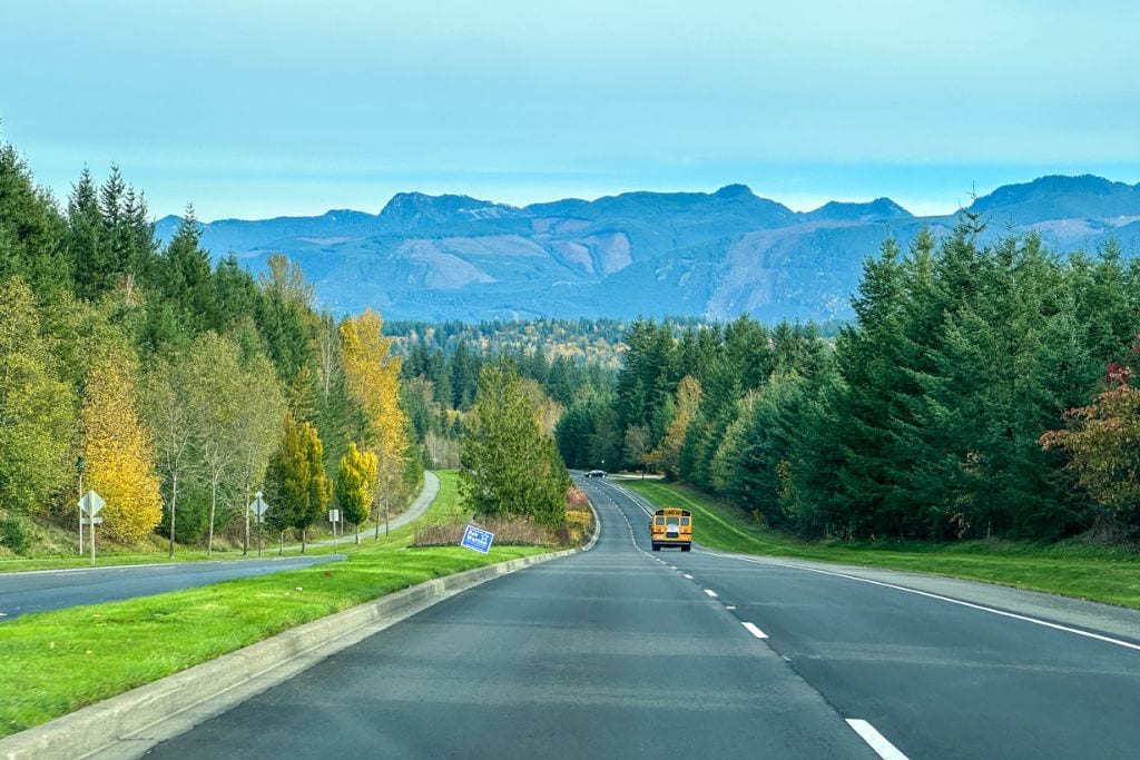 A picture of the scenic roads at the foothills of the Cascades outside of Seattle. You can create your own wine tour from Seattle with a car.