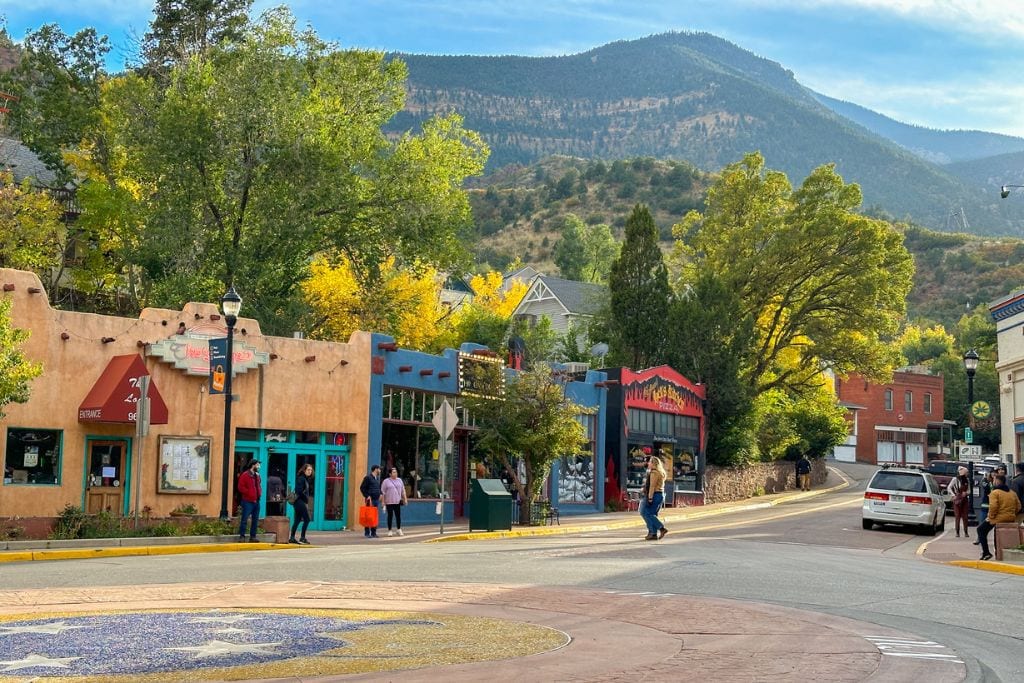 A picture of the charming streets around Manitou Springs. During your pikes peak tour from denver, you'll have free time to explore around this quaint town.