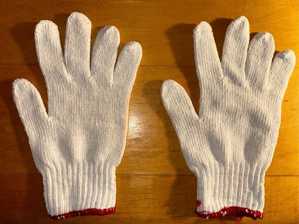 A picture of the gloves that are included in your race packet.