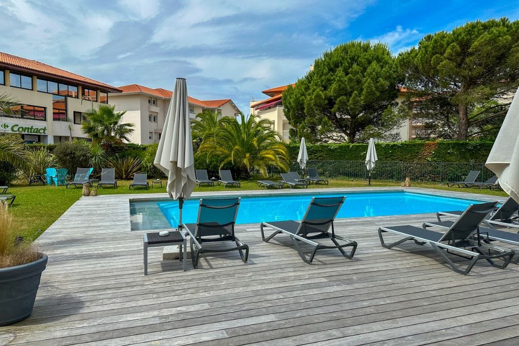 A picture of the outdoor pool at Hôtel Littéraire Jules Verne