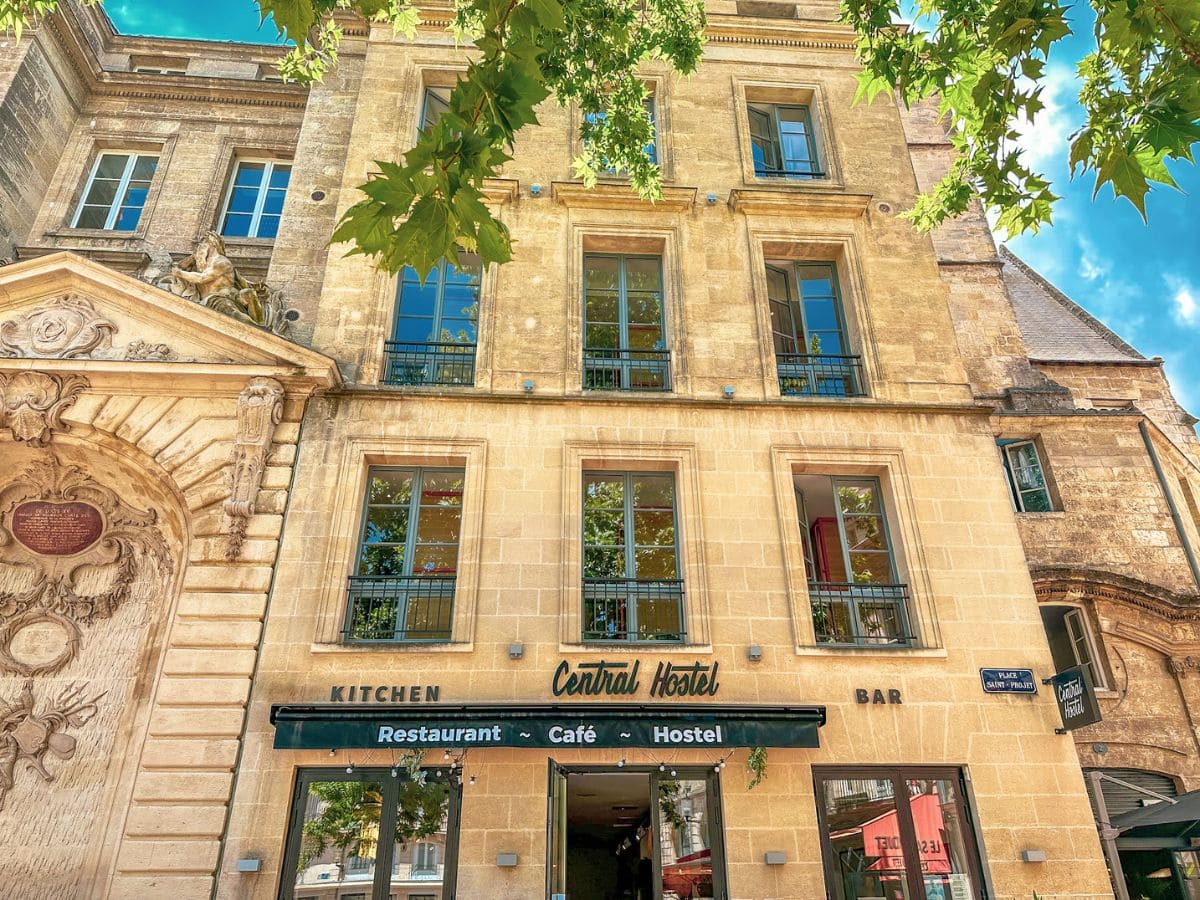 A picture of the beautiful building and entrance to Central Hostel Bordeaux.