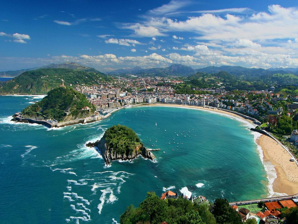 A picture of the stunning coastline in San Sebastian.