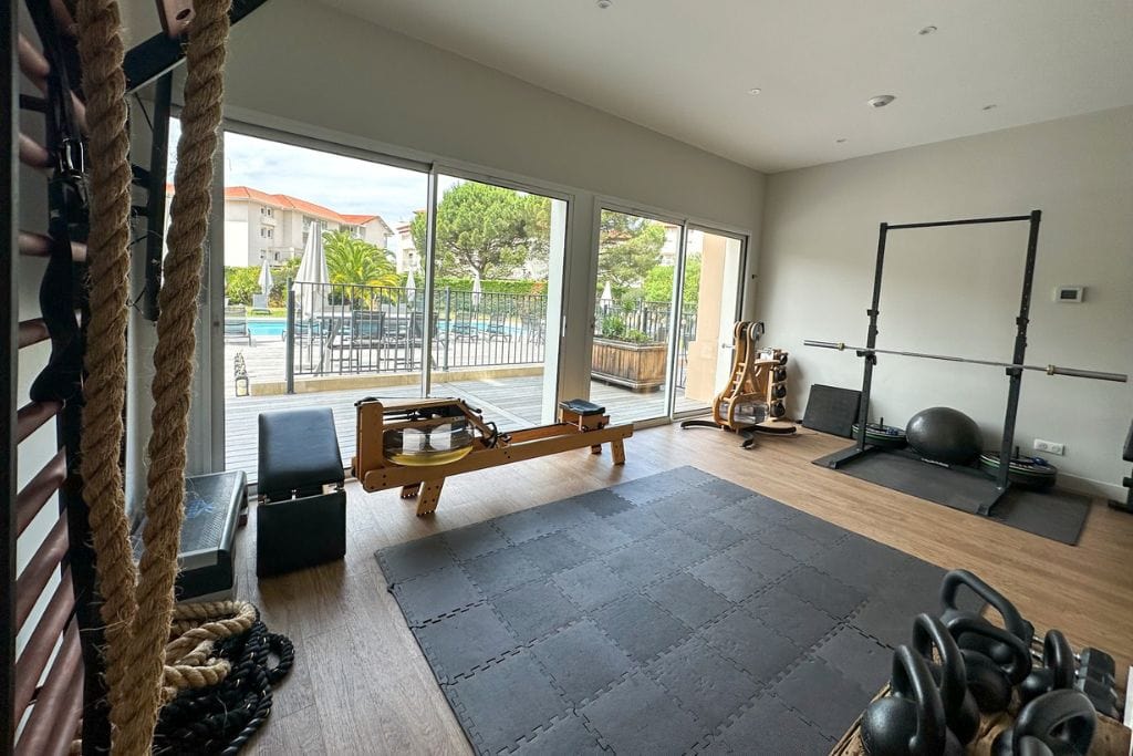 A picture of the hotel's gym space. It's sparse but has most of the basics.