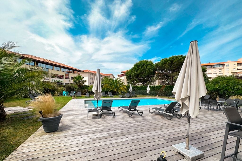 A picture of the relaxing and beautiful outdoor pool at Jules Verne.