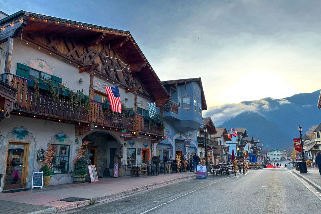 A picture of some of the storefronts in Leavenworth.