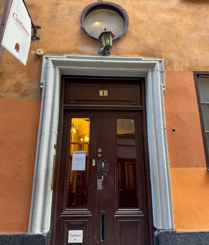 A picture of what Castanea Old Town Hostel Stockholm looks like from the outside. 